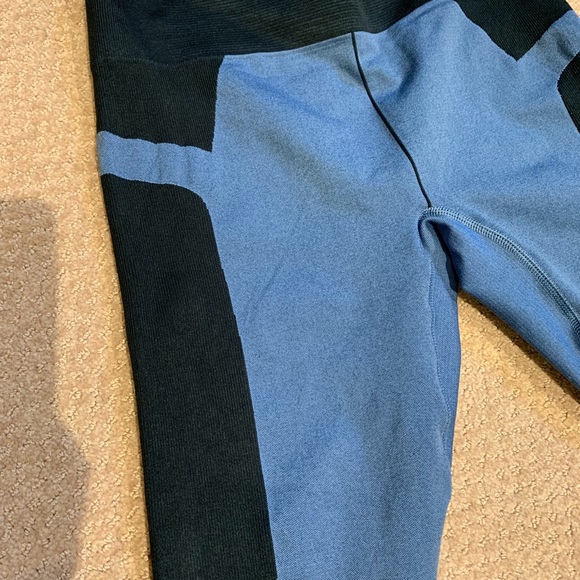 Under Armour Vanish Seamless Crop. NWT! - Picture 3 of 6